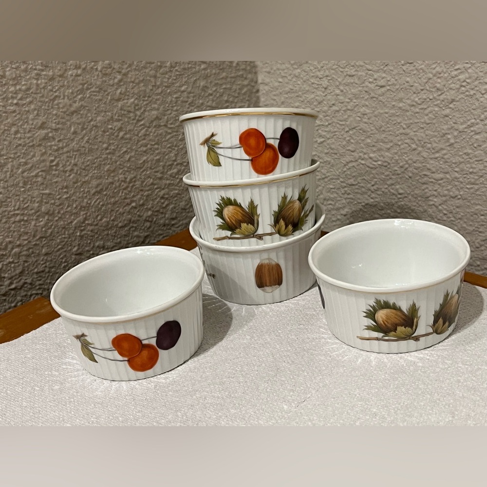 Royal Worcester Wild Harvest Ramekins Set Of 5 Beautiful Condition gold trim